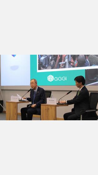 Ban Ki-moon presenting 